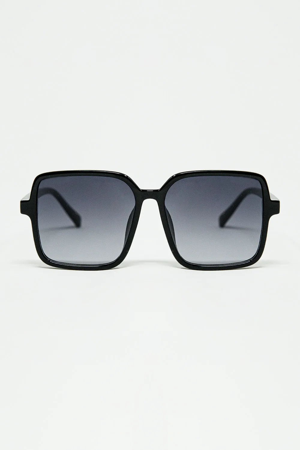 Square sunglasses with high gloss frame in black